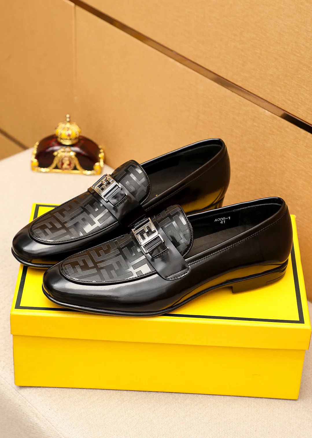 Men's shoes 💰442 💐 Product trademark: FENDI [Fendi] casual leather shoes Regular size: 38-44 (45🉑️customized) Product materials: Selected imported first-layer patent leather laser upper + luxury hardware buckle, imported cowhide leather lining. Strong three-dimensional visual effect, rubber outsole Color: 1⃣️color optional